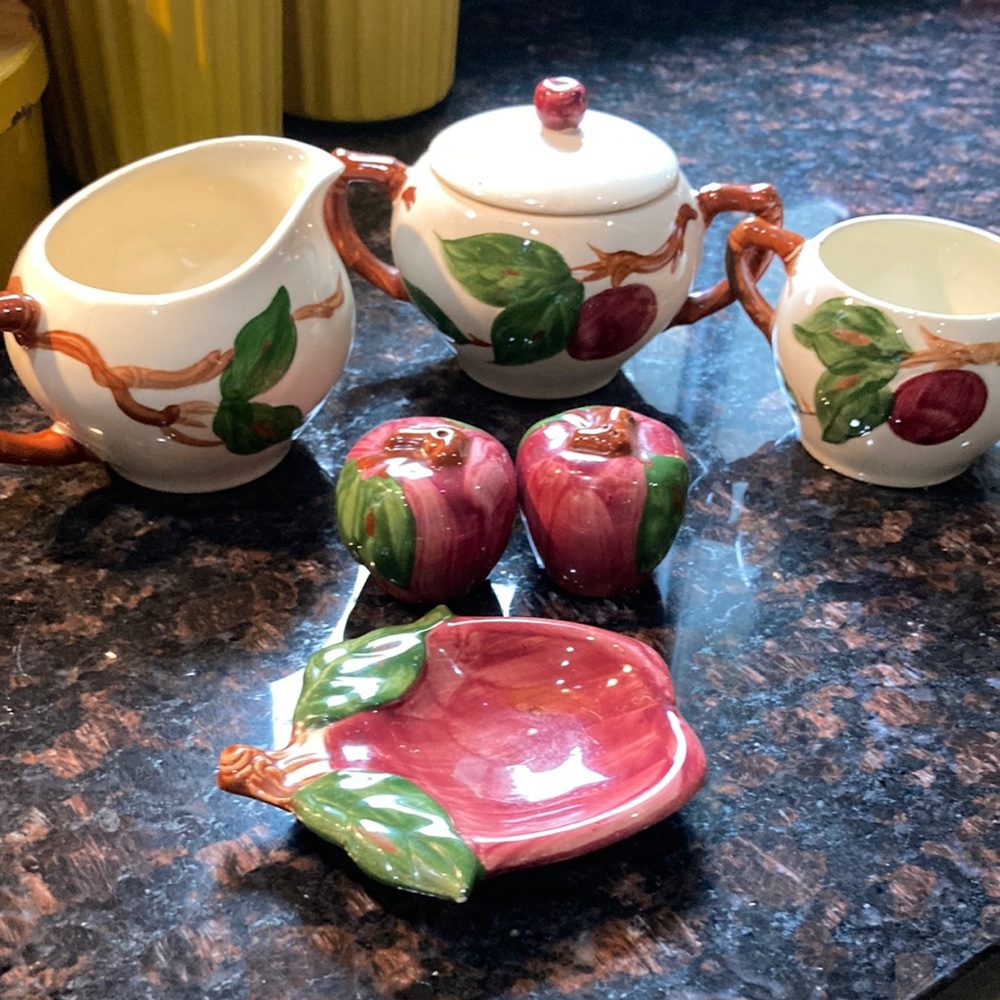 💥REDUCED 💥Franciscan Apple dishes, 7 pieces